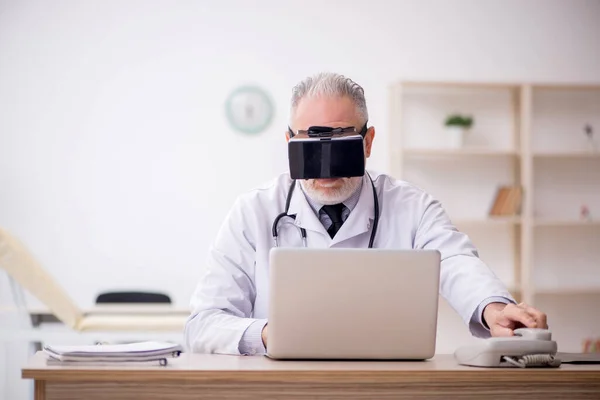 Παλιά Γιατρός Φορώντας Εικονικά Γυαλιά Στο Νοσοκομείο — Φωτογραφία Αρχείου