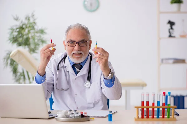 Old Doctor Pharmacist Working Lab — Stock Photo, Image