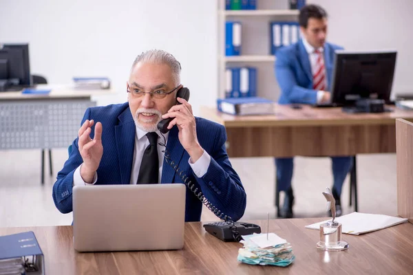 Ofiste çalışan iki meslektaşım.