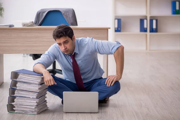 Young Employee Unhappy Excessive Work Workplace — Stock Photo, Image
