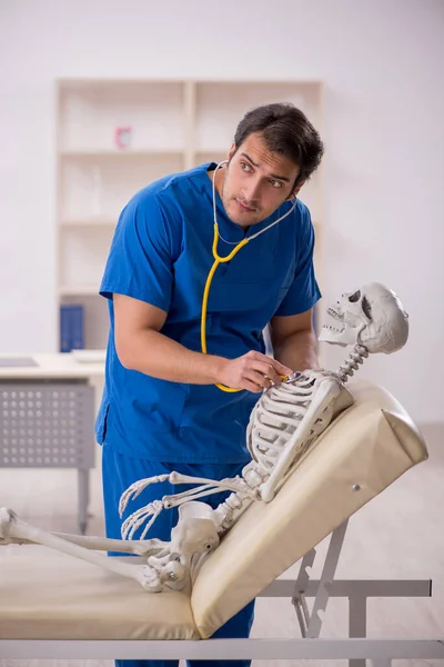 医院里的年轻医生和骨骼病人 — 图库照片