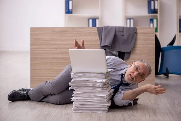 Viejo Empleado Negocios Demasiado Trabajo Oficina — Foto de Stock