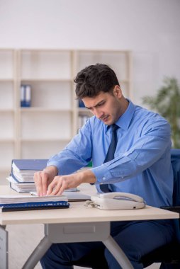 İş yerinde çalışan genç bir çalışan.