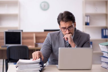 Genç işadamı işyerinde aşırı çalışmaktan memnun değil.