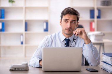 İş yerinde çalışan genç bir işadamı