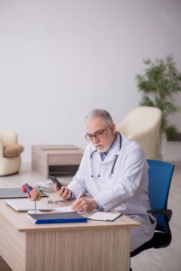 Teletıp konseptinde yaşlı bir doktor.