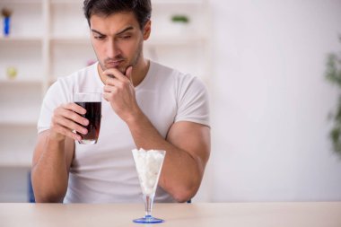 Genç öğrenci meşrubat testi yapıyor.