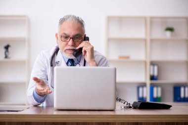 Hastanede çalışan yaşlı doktor.