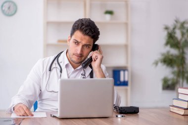 Teletıp konseptinde genç doktor