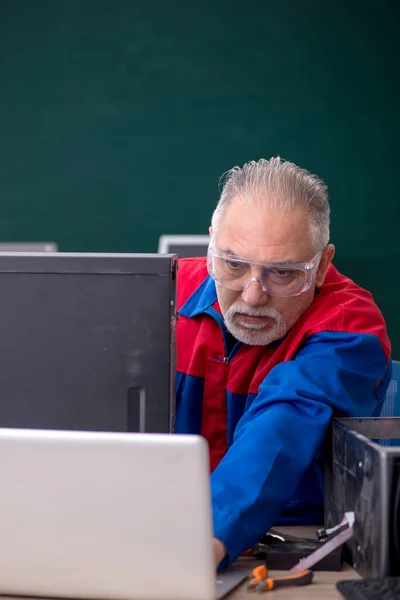 Homem Velho Reparador Reparando Computadores Sala Aula — Fotografia de Stock