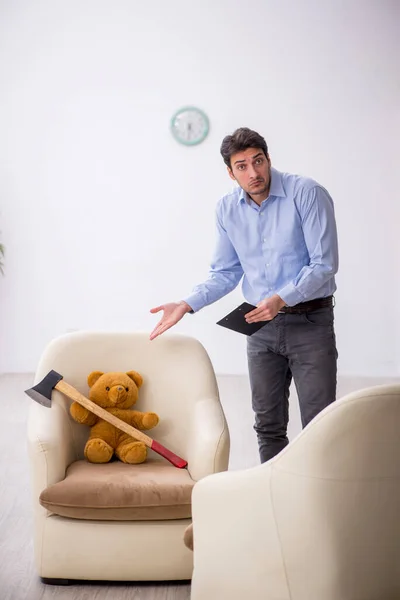Зустріч Молодого Психолога Іграшковим Ведмедем — стокове фото