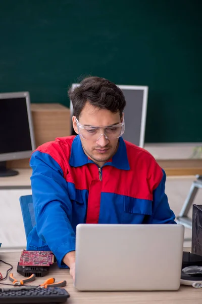 Sınıfta Bilgisayar Tamir Eden Genç Bir Tamirci — Stok fotoğraf