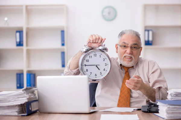 時間管理の概念の古い従業員 — ストック写真