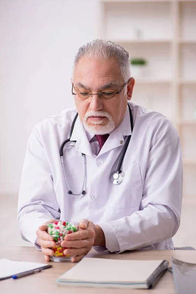 Starý Doktor Navrhuje Pilulky Klinice — Stock fotografie