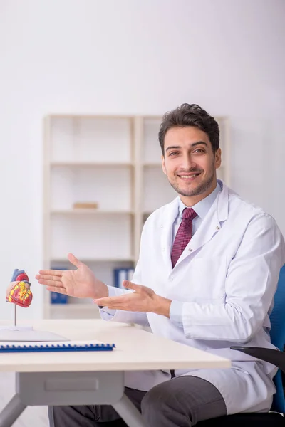 Νεαρός Καρδιολόγος Γιατρός Που Εργάζεται Στην Κλινική — Φωτογραφία Αρχείου