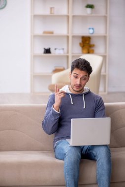 Salgın sırasında evden çalışan genç bir serbest çalışan.