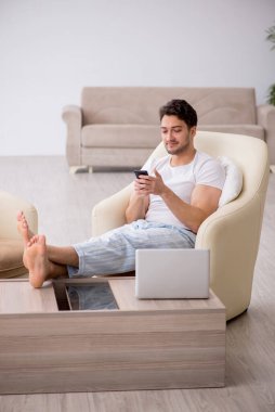 Genç tembel adam güne evde başlıyor.