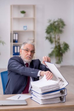 Eski çalışanım ve ofiste çok işim var.