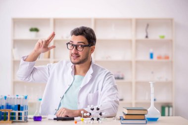 Laboratuvarda çalışan genç bir kimyager.