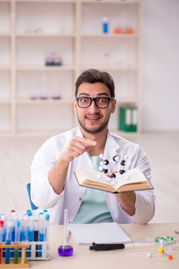 Laboratuvarda çalışan genç bir kimyager.