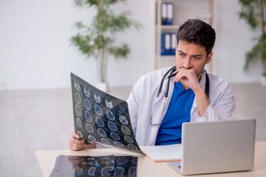 Klinikte çalışan genç bir radyolog.