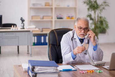 Uyuşturucu sentezi konseptinde yaşlı doktor eczacı.