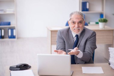 İş yerinde çalışan eski bir işadamı
