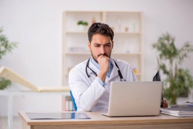 Klinikte çalışan genç bir radyolog.