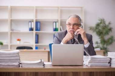 Eski bir işadamı ve işyerinde çok fazla iş var.