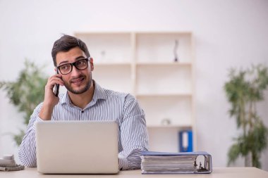 Ofiste çalışan genç işadamı.