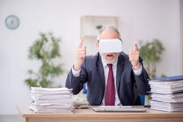 Starý Zaměstnanec Nosí Virtuální Brýle Pracovišti — Stock fotografie