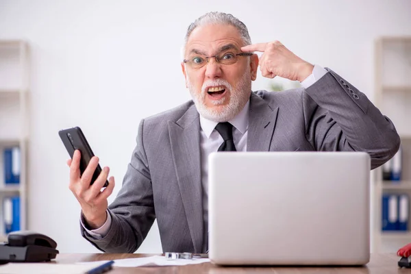 Old Employee Working Office — Stock Photo, Image