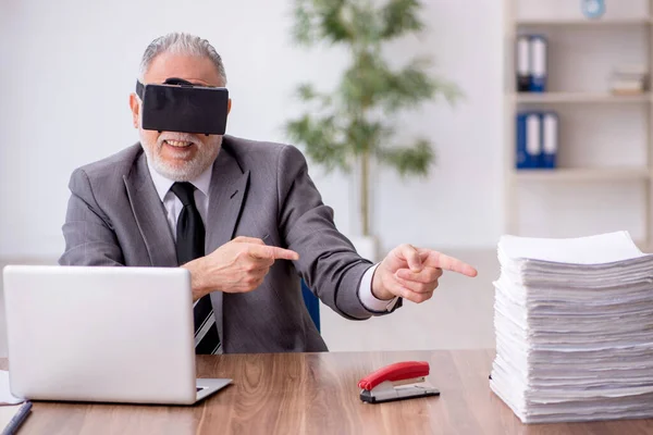 Alte Mitarbeiter Genießen Virtuelle Brille Arbeitsplatz — Stockfoto