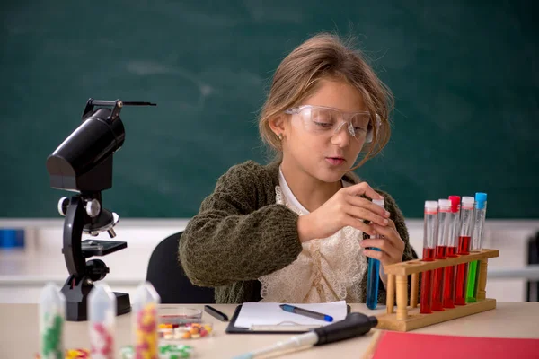 教室里的年轻的女化学家 — 图库照片