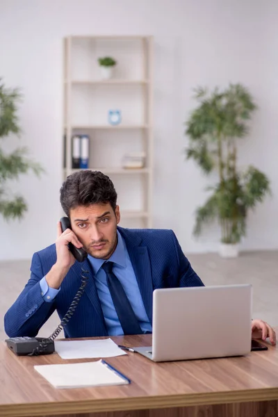 Young Employee Too Much Work Office — Stock Photo, Image