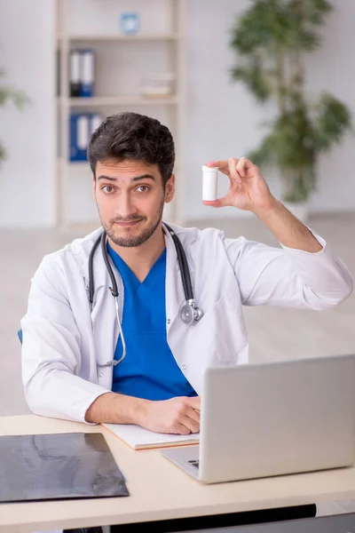 Young Doctor Suggesting Pills Clinic — Stock Photo, Image