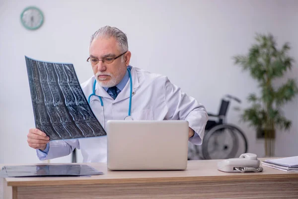Gammal Röntgenläkare Som Arbetar Sjukhuset — Stockfoto