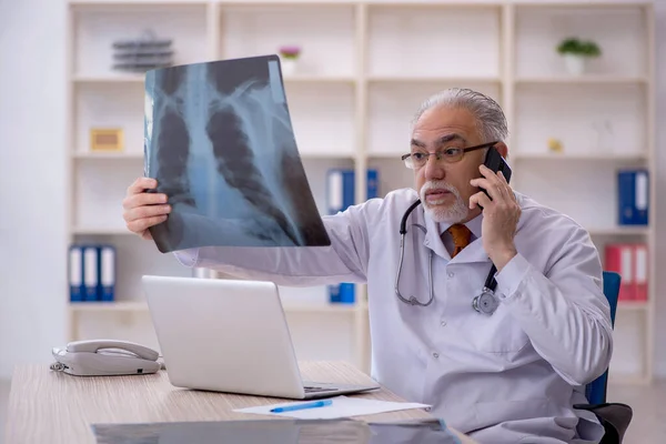 Klinikte Çalışan Yaşlı Bir Radyolog — Stok fotoğraf