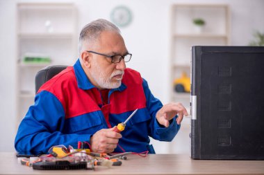 Laboratuvarda eski bir tamirci bilgisayar tamir ediyordu.