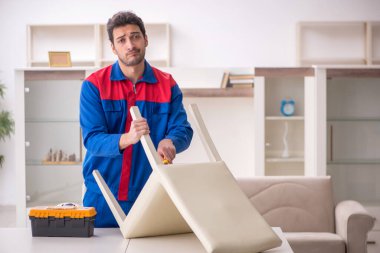 Evde çalışan genç bir marangoz.