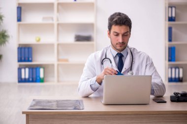 Teletıp konseptinde genç doktor