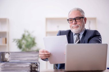 Old boss employee and too much work at workplace