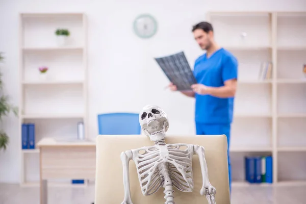 Junger Arzt Radiologe Und Skelettpatient Der Klinik — Stockfoto