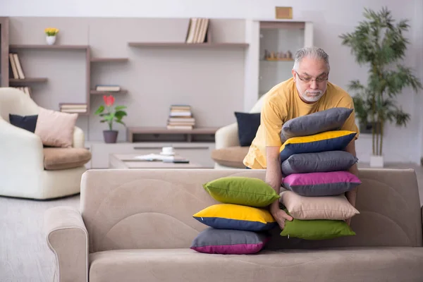 Homem Envelhecido Com Muitas Almofadas Casa — Fotografia de Stock