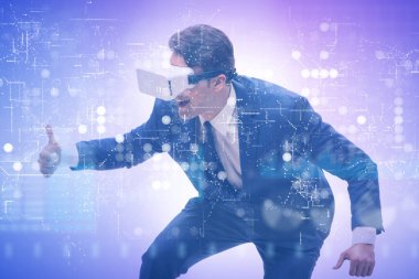 Adam ve VR gözlükleri ile sanal gerçeklik kavramı