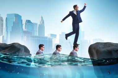 İş adamının kelleler üzerinde yürüdüğü eşit rekabet kavramı.