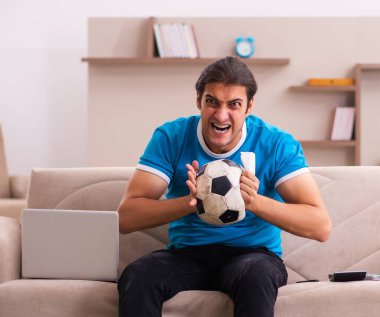 Spor bahsi bağımlısı adam evde bahis oynuyor.