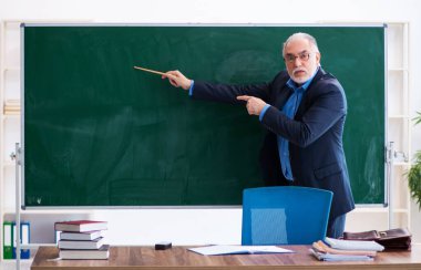 Sınıfta yaşlı erkek matematik öğretmeni var.