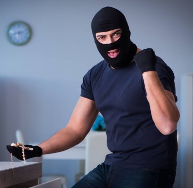 Soyguncu kar maskesi takıyor ve değerli şeyler çalıyor.