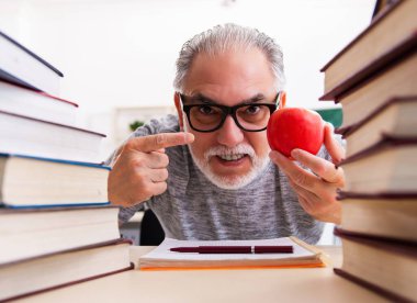 Sınav hazırlıkları sırasında son sınıf öğrencisi elma yiyor.